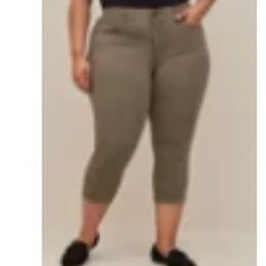 Size 28 torrid bombshell capris olive